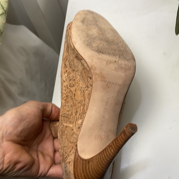 Manolo blahnik 37.5 size 7.5 heal is intact , worn maybe 4 times tops - Picture 3 of 7